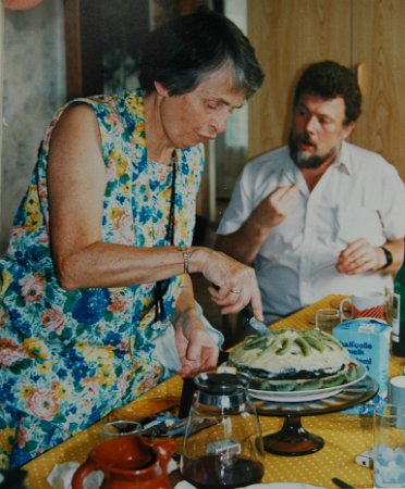 1985 - Marie-Francoise Falisse et les gateaux aux kiwis.jpg